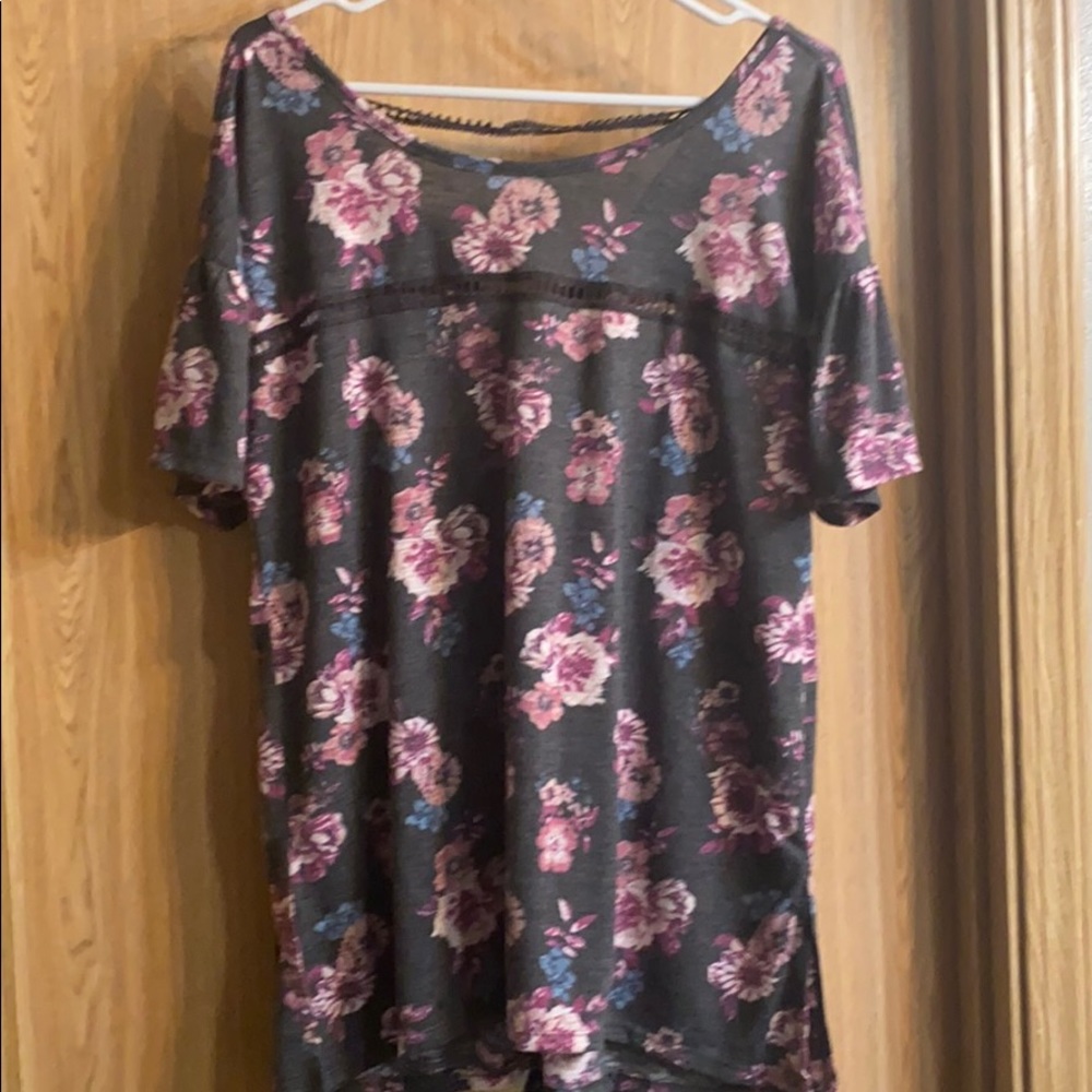Maurices short sleeved, floral top, size XL.